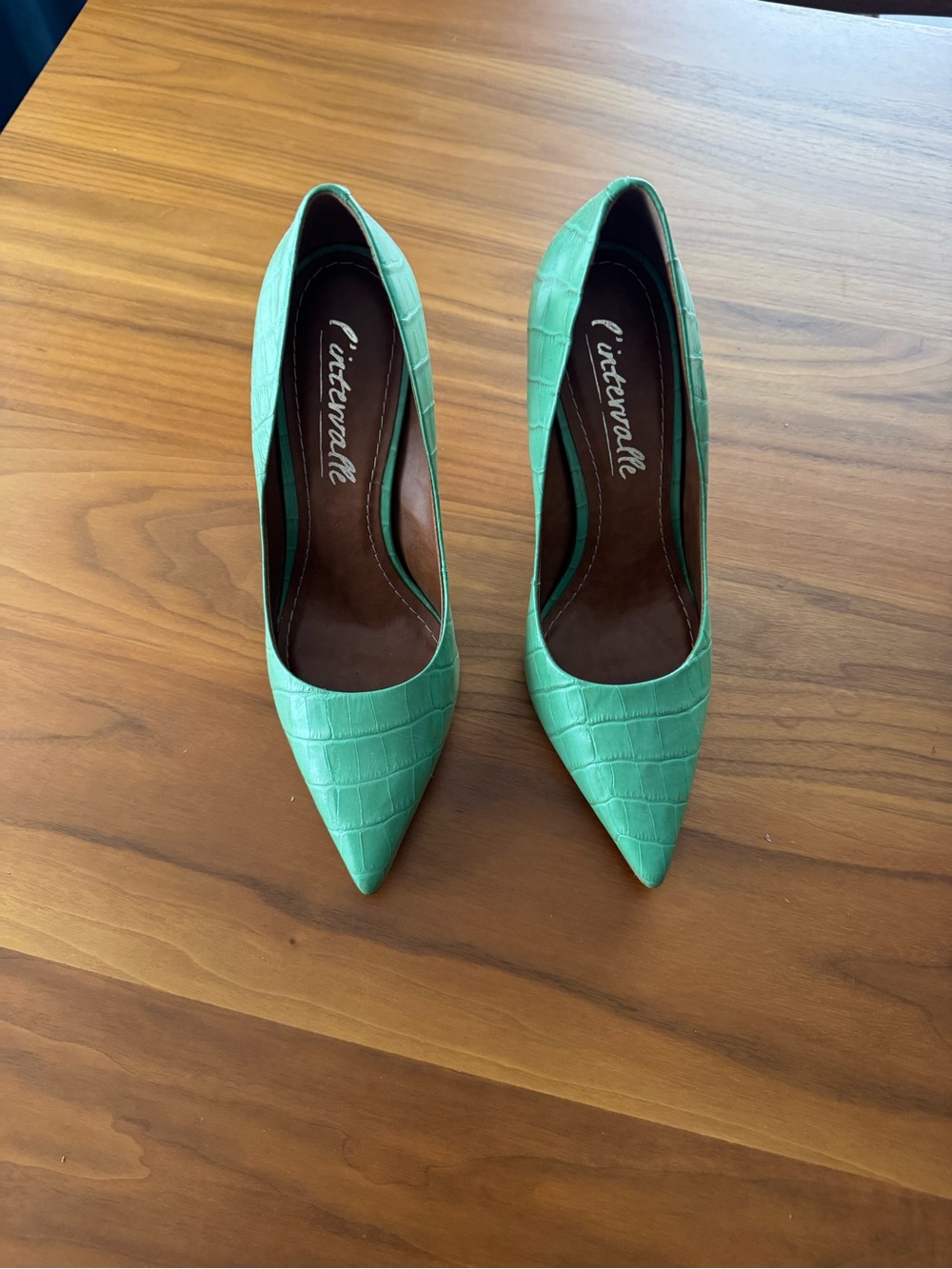 L'INTERVALLE Green Croc-Embossed Pointed Toe Pumps